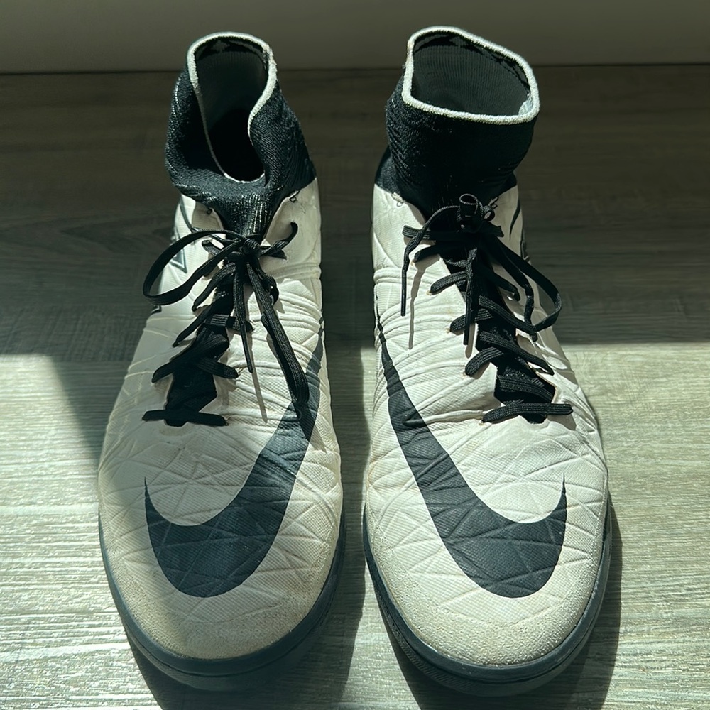 Nike Hypervenom Indoor Soccer Shoes (men’s size 11.5, 29.5 can)